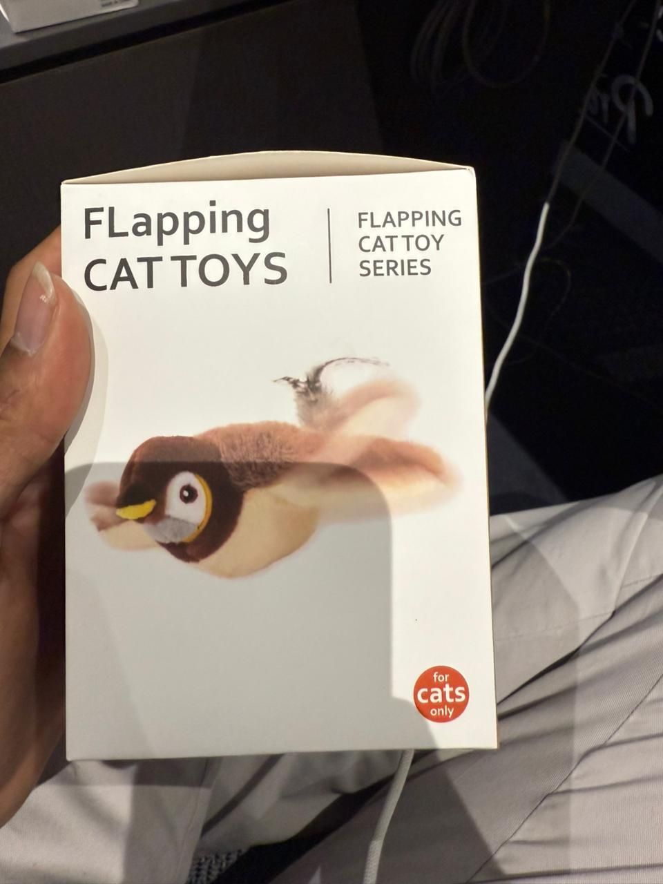 FLAPPING CAT TOY